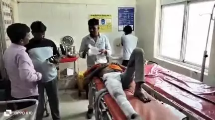 उन्नाव: थाना सफीपुर क्षेत्र के सलीन रोड़ पर अज्ञात वाहन की टक्कर से बाइक सवार युवक गंभीर रूप से घायल