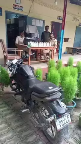 टेढ़ागाछ: टेढ़ागाछ पुलिस ने 45 लीटर रेशम लीची शराब व एक TVS मोटर साइकिल के साथ दो तस्करों को किया गिरफ़्तार