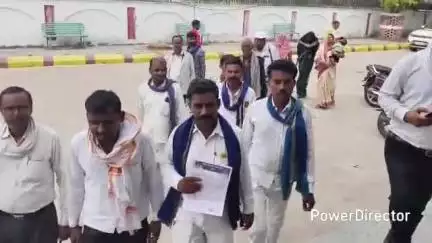 कर्वी: कौबरा में दबंगों द्वारा किसान के खेत से रोड निकाले जाने के मामले में कार्रवाई की मांग करते हुए भीमआर्मी ने ज्ञापन सौंपा