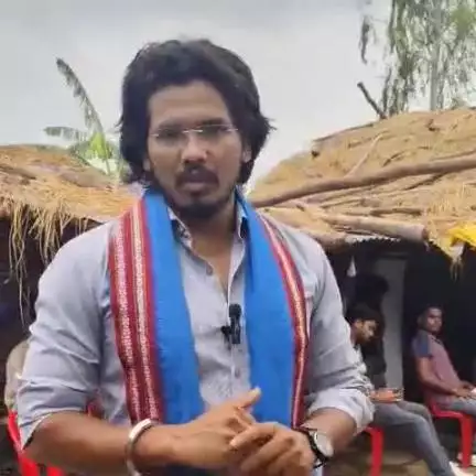 पलारी: सामाजिक कार्यकर्ता ओमप्रकाश बंजारे खैरी पहुंचे, उमेंद्र बघेल के परिजनों से की मुलाकात, सरकार व पुलिस पर लगाए आरोप