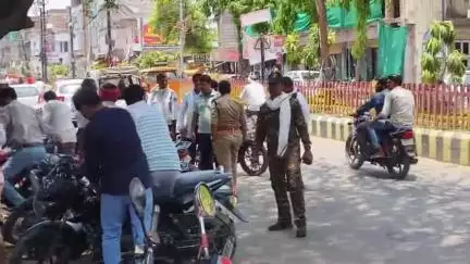 दतिया नगर: दतिया में पुरानी कलेक्ट्रेट से झाँसी चुंगी तक यातायात पुलिस ने सड़क पर खड़े वाहन हटाए, चालकों को दी हिदायत