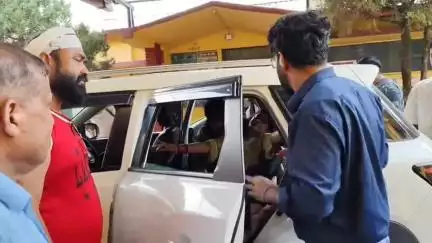 लोहाघाट के खेतीखान में बुलेरो बाइक भिड़ंत में पति-पत्नी घायल हायर सेंटर रेफर।