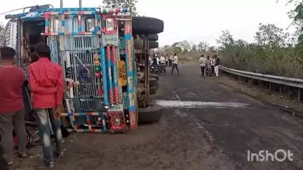 राहतगढ़: चंद्रापुर गांव के पास पथरया नाले पर सड़क हादसा, ट्राले और मारुति कार की टक्कर