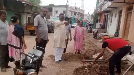 गुण्डरदेही: गुण्डरदेही नगर पंचायत अध्यक्ष प्रमोद जैन और सीएमओ किरण पटेल ने नगर के वार्डों का निरीक्षण किया और समस्याएं सुनीं