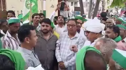 बुलंदशहर: कलेक्ट्रेट के गेट पर किसानों ने विद्युत कटौती और आवारा पशुओं की समस्या को लेकर सौंपा ज्ञापन, दी आंदोलन की चेतावनी