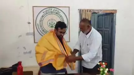 ఆత్మకూరు: అనంతసాగరం చెరువు పరిధిలో ఉన్న ఆయకట్టు రైతుల సమస్యలను పరిష్కరించాలని తహసీల్దార్ ను కోరిన నీటి సంఘం అధ్యక్షులు