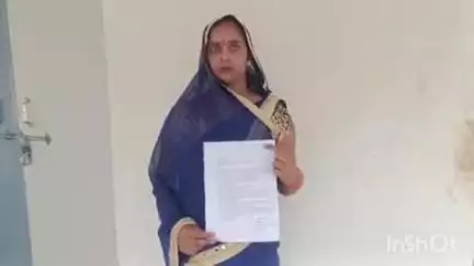 कासगंज: महिला ने डीएम से स्कूल कर्मचारी पर गरीबी रेखा का प्रमाणपत्र बनवाने का आरोप लगाते हुए उसे निरस्त करने की मांग की