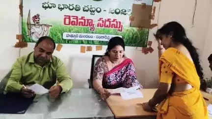 హత్నూర: రెవిన్యూ సదస్సులను సద్వినియోగం చేసుకోవాలి : హత్నూర తహసిల్దార్ ఫర్హిన్ షేక్