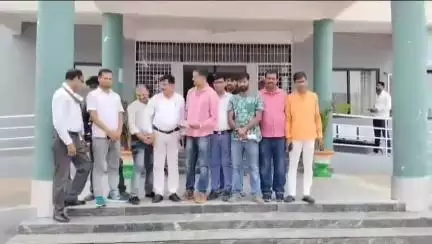सिंगरौली: उपमुख्यमंत्री श्री शुक्ल पर सोशल मीडिया में टिप्पणी करने वाले के खिलाफ ब्राह्मण समाज ने थाना प्रभारी को सौंपा ज्ञापन