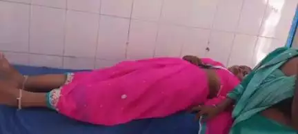 कुचायकोट: कुचायकोट प्रखंड मुख्यालय के पास अज्ञात वाहन की टक्कर से महिला जख्मी, अस्पताल में भर्ती