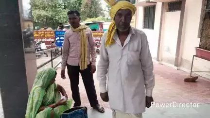 उमरेठ: साहब, मुझे जिंदा घोषित कर दो, कागजों में मृत आदमी खुद को जीवित साबित करने पहुंचा जनपद पंचायत