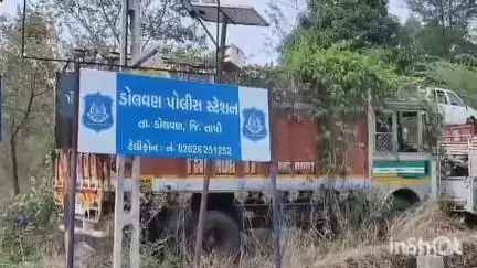 ડોલવણ: ડોલવણ પોલીસે પીઠાદરા ગામેથી વિદેશી દારૂનું વેચાણ કરતી મહિલાને ઝડપી લીધી.