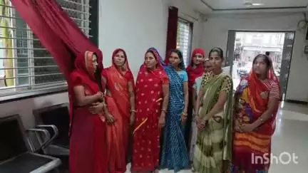 मंदसौर: पिपलियामंडी: सड़क व नाली की मांग को लेकर महिलाएं पहुंची नगर परिषद
