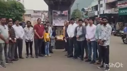 સોનગઢ: સોનગઢના બજાર વિસ્તારમાં અમદાવાદમાં પ્લેન ક્રેશની ઘટનમાં મૃતકોને શ્રદ્ધાજંલી અર્પણ કરાઈ.