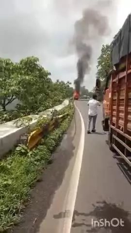 नाशिक: मुंबई आग्रा महामार्गावर जुन्या कसारा घाटातील टॉप बारव जवळ चालत्या ओमनी घेतला पेठ सुदैवाने जीवित हानी नाही