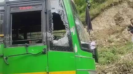 नमहोल: नम्होल के पास कहलूर मिल्क प्लांट के पास मंगलवार को 4 बजे एक ट्राले और बस की जोरदार टक्कर हुई