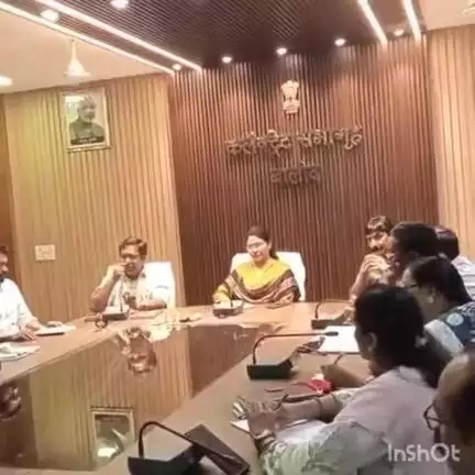 बालोद: संयुक्त जिला कार्यालय बालोद के सभाकक्ष में कलेक्टर ने जिले में सघन वृक्षारोपण अभियान को लेकर अधिकारियों की बैठक ली