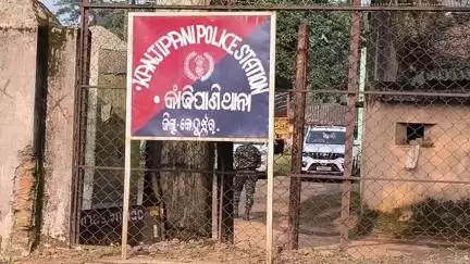 ତେଲକୋଇ: ସ୍କୁଟିକୁ ଧକ୍କା ଦେଇ କାଞ୍ଜିପାଣି ଥାନା ଭିତରକୁ ପସିଗଲା ଟ୍ରକ,ସ୍ରୀମୃତ ସ୍ଵାମୀ ଗୁରୁତର
