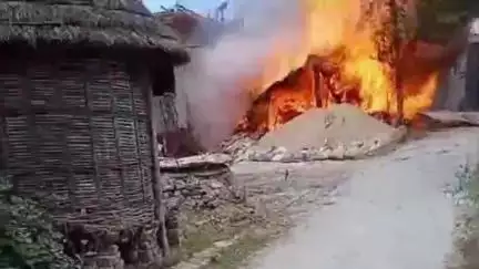सरैया: तिलकपकड़ी गांव में अचानक आग लगने से पांच घर जलकर राख, लाखों का नुकसान
