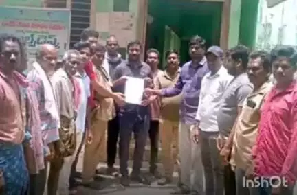 అశ్వారావుపేట: ములకలపల్లి మండల పరిధిలోని వికే రామవరం గ్రామపంచాయతీ కార్మికుల వేతనాలు ఇవ్వాలంటూ ఎంపీడీవో కార్యాలయం ఎదుట నిరసన