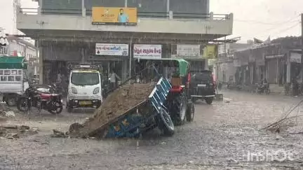 સાંતલપુર: શહેરમાં બસ સ્ટેન્ડ નજીક ગટરમાં ટ્રેકટર પલટયું, ચાલકનો આબાદ બચાવ