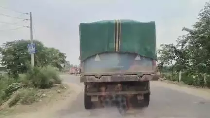 साढौरा: कस्बा सढौरा में मिट्टी से भरे ओवरलोड डंपर राहगीरों के लिए बने परेशानी का सबब