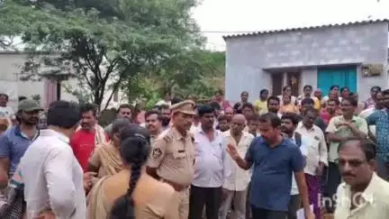 గాజువాక: దయాల్ నగర్ లో ఇంటిని కూల్చటానికి వెళ్లిన రెవెన్యూ సిబ్బంది. అడ్డుకున్న స్థానికులు, వెనుతిరిగిన రెవెన్యూ సిబ్బంది