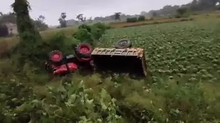 আউশগ্রাম ২: অজয়ের বাঁধ থেকে ট্রাক্টর উল্টে মৃত্যু হল চালকের, আউশগ্রামের হরিনাথপুর এলাকায় এই ঘটনায় শোরগোল পড়ে যায়