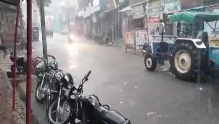महोबा: महोबा में मौसम ने ली करवट, तेज बारिश और बादलों की गड़गड़ाहट से उमस भरी गर्मी से मिली राहत