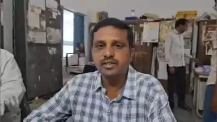 మనోహరాబాద్: కొడుకును ప్రభుత్వ పాఠశాలలో చేర్పించిన తూప్రాన్ పట్టణానికి చెందిన ప్రభుత్వ ఉపాధ్యాయుడు