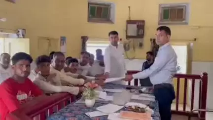 पहाड़ी: गोपालगढ़ में विद्युत समस्या का समाधान न होने पर कल रहेगा बाजार बंद, धरने पर बैठेंगे ग्रामीण, एसडीएम को सौंपा ज्ञापन