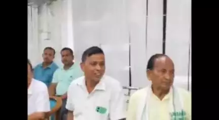 বজালী ভাগ: আয়ুক্তৰ কাৰ্যালয়ত ১১গৰাকী শিল্পীক শিল্পী পেঞ্চন আৰু বাৰ্ষিক শিল্পী সন্মানৰ মানপত্ৰ প্ৰদান কৰে মন্ত্ৰী ৰণজিৎ কুমাৰ দাসে