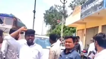 నార్కెట్​పల్లి: తహసిల్దార్ కారును ముట్టడించిన ఎల్లారెడ్డిగూడెం యువకులు, సముద్రం చెరువు మట్టిని తరణించే వారిపై చర్యలు తీసుకోవాలని డిమాండ్