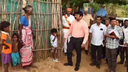 பென்னாகரம்: ஊட்டமலை மஞ்சகாய்கொடம்பு பகுதியில்  ரூ.11.46 இலட்சம் மதிப்பீட்டில் 2 இருளர் இன மக்களுக்கு கட்டப்பட்டு வரும் வீடுகளை கலெக்டர் ரெ.சதீஸ், ஆய்வு.