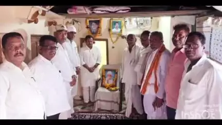जळकोट: तिरूका येथील निवासस्थानीपांडे परिवाराची राष्ट्रवादी काँग्रेस शरदचंद्र पवार पक्षाच्या पदाधिकार्‍यांनी घेतली सांत्वनपर भेट