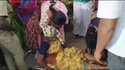 திருவாடனை: பேருந்து நிலையம் அருகே அடையாளம் தெரியாத வாகனம் மோதி பெண்ணுக்கு கால் முறிவு