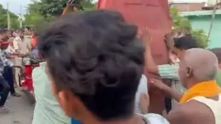 झाझा: एनएच 333 स्थित चरघरा के पास नशे में धुत ई-रिक्शा चालक ने दूसरे ई-रिक्शा में मारी टक्कर, ₹2 लाख जब्त