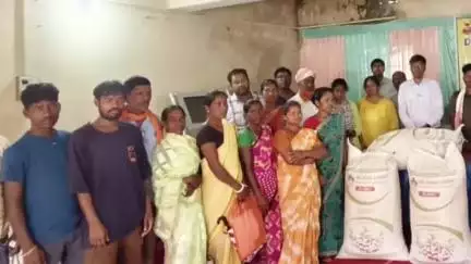 लोहरदगा: जिला कृषि कार्यालय में किसानों को नेशनल बादाम बीज का वितरण किया गया