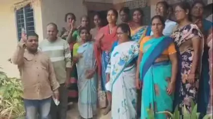 తిప్పర్తి: మధ్యాహ్న భోజన కార్మికుల సమస్యలను పరిష్కరించాలని తిప్పర్తి ఎంఈవో కార్యాలయం ముందు ధర్నా