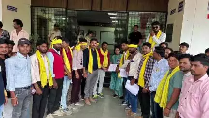 बड़वानी: बड़वानी: 387 जोड़ों को कन्यादान योजना की राशि का 3 माह से इंतजार, जयस ने कलेक्टर कार्यालय में ज्ञापन दिया