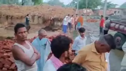 इटाढ़ी: लोहंदी गांव में आकाशीय बिजली गिरने से भेड़ चरा रहे एक व्यक्ति की मौत, पुलिस ने शव को पोस्टमार्टम के लिए भेजा