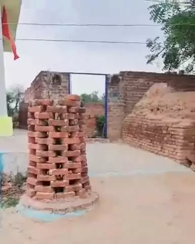 चंदला: दबंगों पर गरीबों की पैतृक ज़मीन हड़पने का आरोप, मंदिर-धर्मशाला का दे रहे झांसा