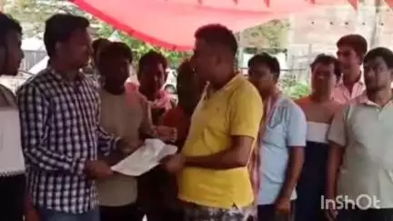 दुलदुला: दुलदुला के ग्रामीणों ने बिजली खंभे के करंट से गाय की मौत पर विद्युत विभाग को सौंपा ज्ञापन