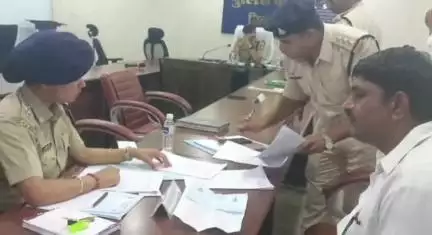 स्लीमनाबाद: पुलिस जनसुनवाई में पहुंचे लोग, पूर्व शिकायतों पर हुई समीक्षा, SDOP स्लीमनाबाद भी उपस्थित रहीं