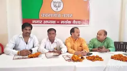 कासगंज: केंद्र सरकार के 11 साल पूरे होने पर BJP कार्यकर्ताओं ने जिले में चौपाल लगाई, सरकार की उपलब्धियों को गिनाया