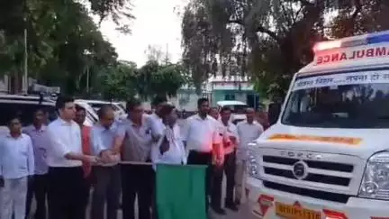 डुमरा: डीएम ने दिखाई हरी झंडी, डुमरा में स्वास्थ्य व्यवस्था होगी दुरुस्त, एंबुलेंस रवाना
