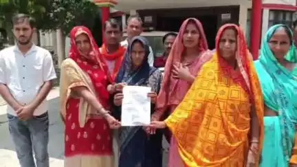 महाराजगंज: कलेक्ट्रेट परिसर में शराब भट्टी हटवाने की मांग को लेकर ओढ़वलिया गांव के ग्रामीणों ने डीएम को सौंपा ज्ञापन