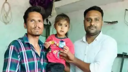 खुजनेर: खुजनेर थाना पुलिस ने लापता 3 साल की बालिका को उसके परिजनों को सौंपा