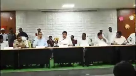 భూపాలపల్లి: అధికారులు అంకితభావం సమన్వయంతో పనిచేసి జిల్లా సమగ్ర అభివృద్ధికి పాటుపడాలి :  మంత్రి శ్రీధర్ బాబు