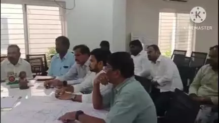 మునుగోడు: మునుగోడు నియోజకవర్గంలో రోడ్ల నిర్మాణ పని తీరుపై అధికారులతో సమీక్ష నిర్వహించిన ఎమ్మెల్యే రాజగోపాల్ రెడ్డి